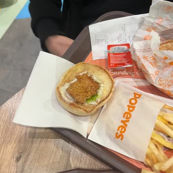 Popeyes Vialand Şubesinde Hamburgerde Tavuk Miktarı Yetersiz