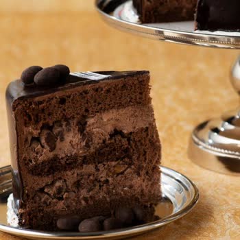 Pelit Pastanesi'nde Çikolatalı Fıstıklı Pasta Aşırı Yağ Tabakasıyla Yenilemez