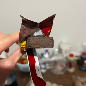 A101'den Alınan Ülker Çikolatalarında Tekrarlanan Beyaz Lekeler Ve Hijyen Endişesi