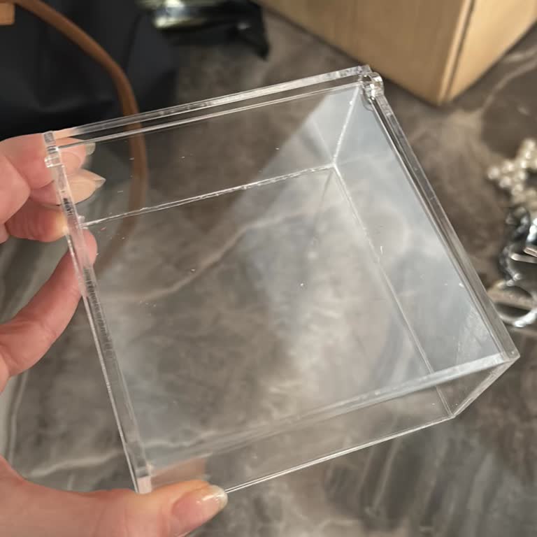 Söz Verilen Harf Detayı Olmadan Gelen Pleksi Kutular Ve Kaba Müşteri Temsilcisi