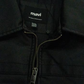 Mavi Deri Cekette Etiket Kopmuş Ve Nokta İzleri, Hijyen Şüphesi