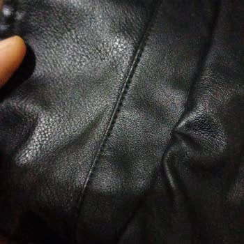 Mavi Deri Cekette Etiket Kopmuş Ve Nokta İzleri, Hijyen Şüphesi