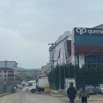 Gebze’de Crc Kurumsal Kamyonlarının Yol Üzerinde Yasaklı Park Ederek Trafiği Bozuyor