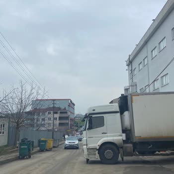 Gebze’de Crc Kurumsal Kamyonlarının Yol Üzerinde Yasaklı Park Ederek Trafiği Bozuyor