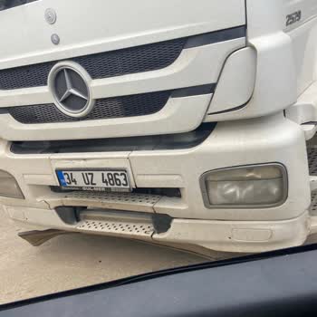 Gebze’de Crc Kurumsal Kamyonlarının Yol Üzerinde Yasaklı Park Ederek Trafiği Bozuyor