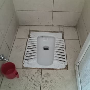 Esenyurt Yenikent İlkokulu Tuvaletlerinde Çamur Ve Koku Çocukları Sağlık Açısından Tehlikeye Atıyor