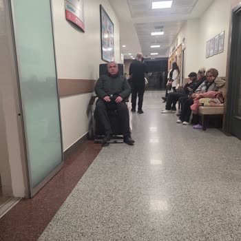 Acil Serviste Bilgilendirme Eksikliği Ve Hemşirelerin İlgisiz Tutumu