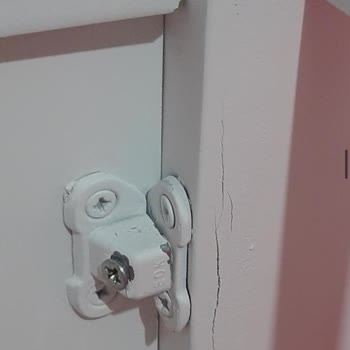 Çocuk Oda Dolabında Eksik Boya, Kırık Parçalar Ve Verilen Sözlerin Tutulmaması