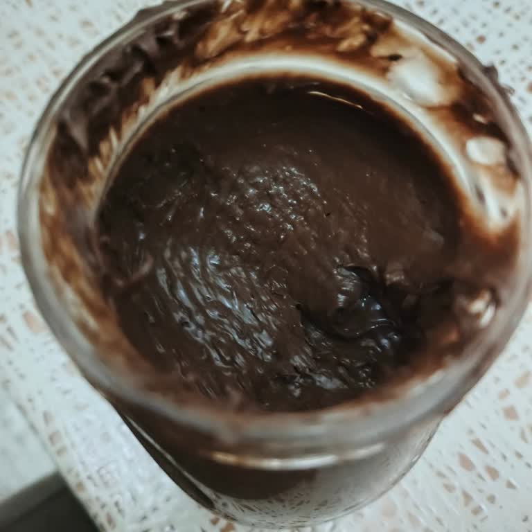 Son Kullanma Tarihi Geçmemiş Kakaolu Fındık Kremasının Katı Ve Pütürlü Olması