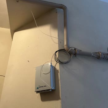 Türk Telekom'un Ortak Alanlardaki Düzensiz Fiber Kablolama Estetiği Ve Güvenliği Bozuyor