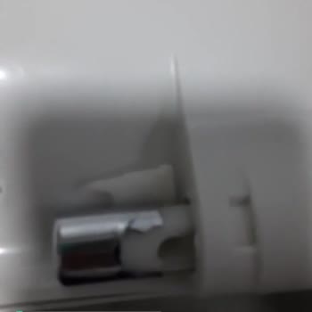 Seramiksan Klozet Kapağı Menteşesi Ve Taharet Hortumu Çatlağı