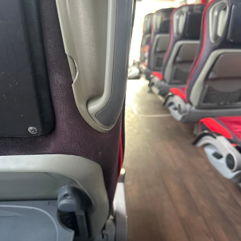 Zümrüt Otobüsü Kirli Ve Sallanıyor, Muavin Türkçe Anlamıyor