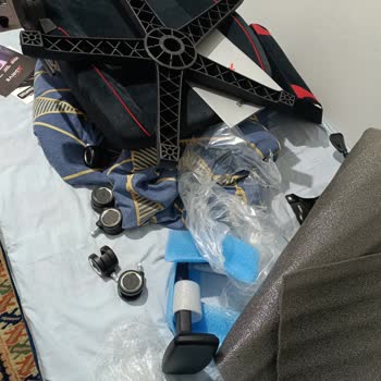 Anka Kırmızı Oyun Koltuğunda Eksik Parçalar Ve Montaj Anahtarı