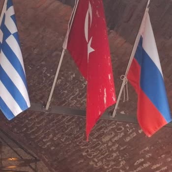 Türk Bayrağının Kirli Ve Yıpranmış Şekilde Asılmış Olması Kabul Edilemez