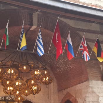 Türk Bayrağının Kirli Ve Yıpranmış Şekilde Asılmış Olması Kabul Edilemez