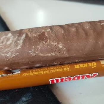 Ülker Albeni Barında Bozulmuş Tat Ve Beyaz Lekeler