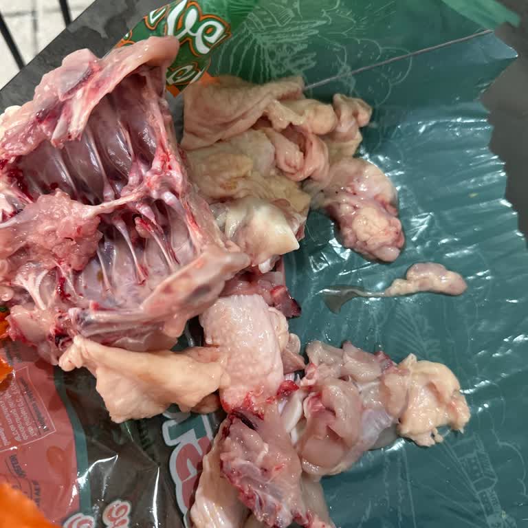 BİM Hamidiye Şubesinde Haş Tavukta Ciddi Hijyen Sorunu