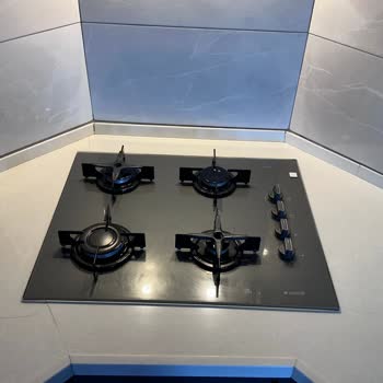 Mutfak Tezgahındaki Çatlaklar Ve Su Sızıntısı Dolapları Zarar Veriyor, Üreticiden Yenileme Talebi