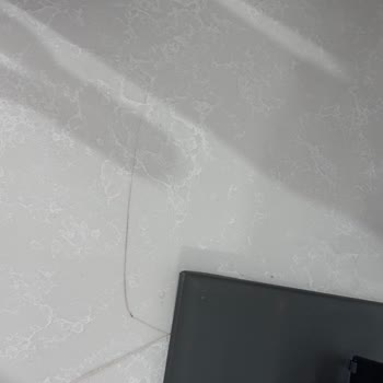 Mutfak Tezgahındaki Çatlaklar Ve Su Sızıntısı Dolapları Zarar Veriyor, Üreticiden Yenileme Talebi