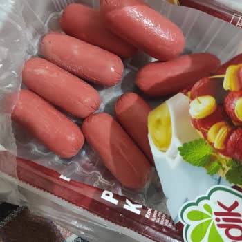 Yapışkanlığıyla Tüketilemez Hale Gelen Gedik Piliç Kokteyl Sosis