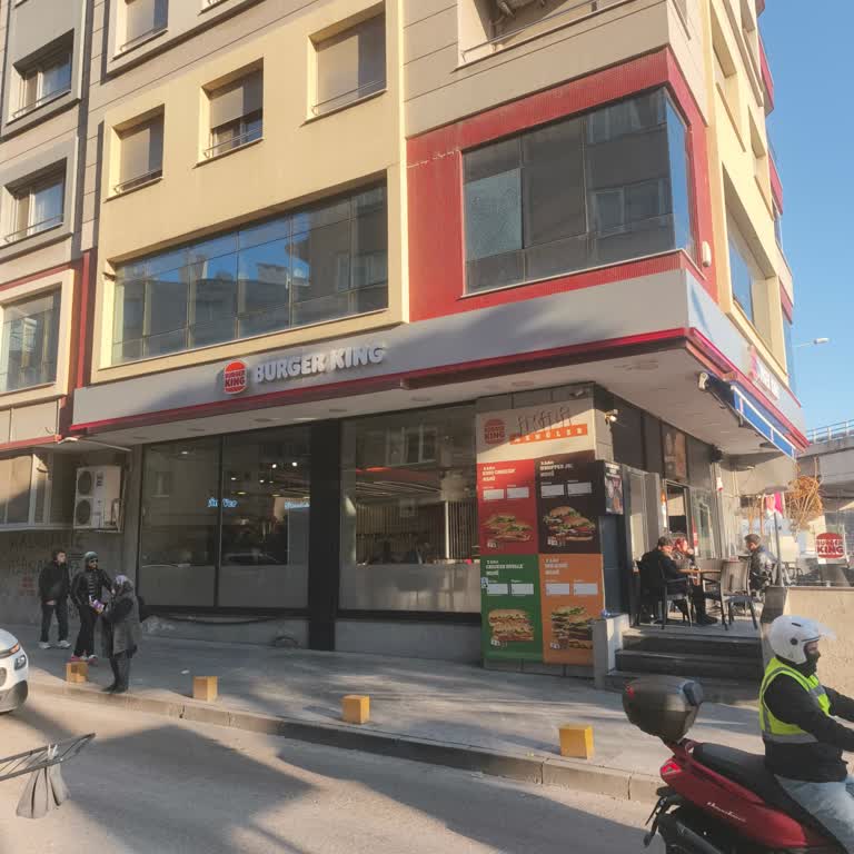 Bornova Burger King Şubesinde Hamburgerde Sinek Ve Personelin Umursamaz Tutumu