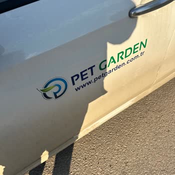 06 EOG 763 Plakalı Araç Binamızın Önündeki Bariyere Zarar Verdi