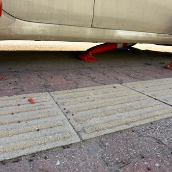 06 EOG 763 Plakalı Araç Binamızın Önündeki Bariyere Zarar Verdi