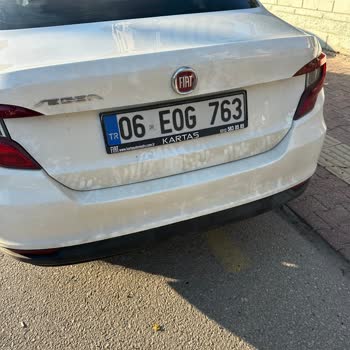 06 EOG 763 Plakalı Araç Binamızın Önündeki Bariyere Zarar Verdi