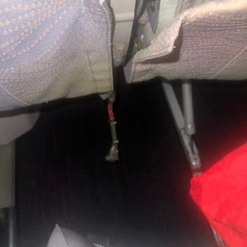 Uçakta Hasarlı Ekranlar Ve Açık Kablolar Güvenlik Riski Oluşturuyor