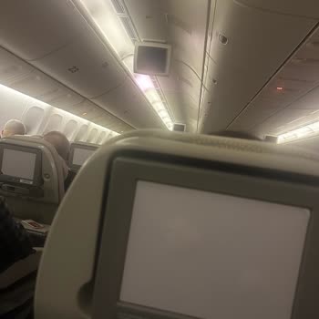 Uçakta Hasarlı Ekranlar Ve Açık Kablolar Güvenlik Riski Oluşturuyor