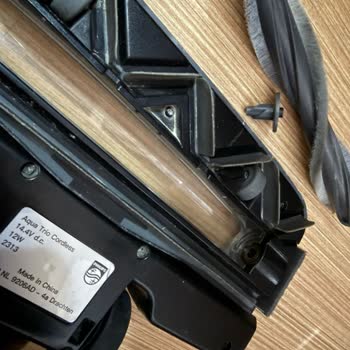 Philips Aqua Trio 9000 Kuru Süpürge Başlığında Kırık Vida Ve Rulo Arızası