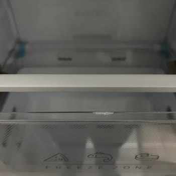 Teslim Edilen Dondurucunun Raf Kapaklarındaki Lekeler Ve Kırık İçin Değişim Talebi