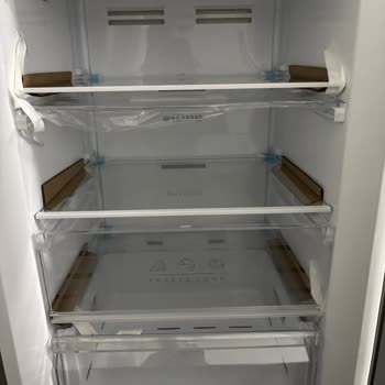 Teslim Edilen Dondurucunun Raf Kapaklarındaki Lekeler Ve Kırık İçin Değişim Talebi