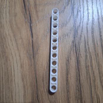 Amazon'dan Aldığım Lego Technic Mack LR Çöp Kamyonu Setinde Beyaz 11 Delikli Parça Eksik