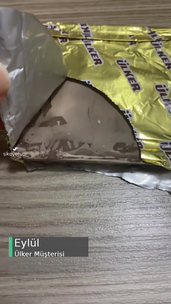 Ülker Sütlü Kare Çikolata Üzerinde Soluk Beyaz Renkli Katman Var videonun kapak resmi