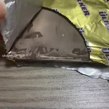 Ülker Sütlü Kare Çikolata Üzerinde Soluk Beyaz Renkli Katman Var