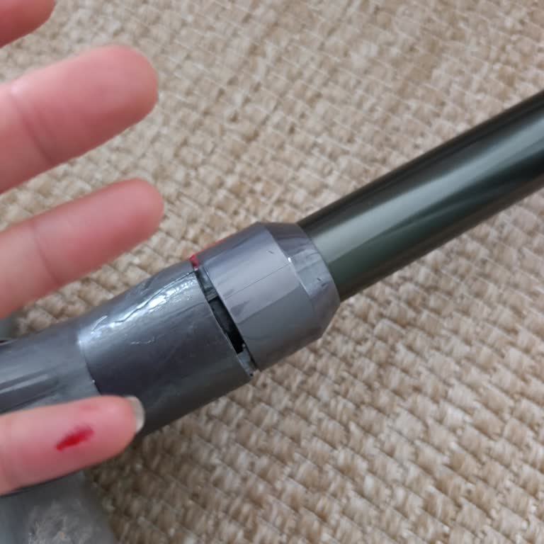 Dyson V8 Süpürgenin Borusundaki Genişleme Ve Yaralanma Sorunu
