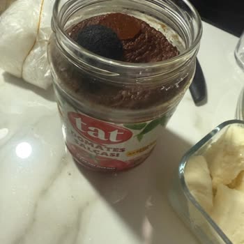 Tat Salça Kavanozunun İçinde Büyük Bir Küf Parçası İle Karşılaştım