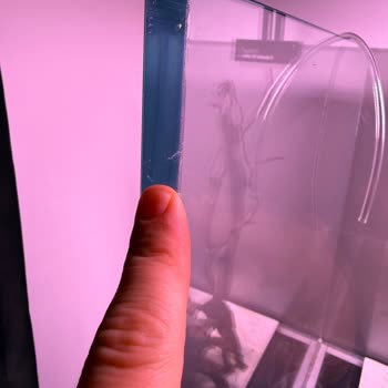 Creaqua Akvaryum Camında Görünür Silikon İzleri ve Hatalı Mat Kesimi