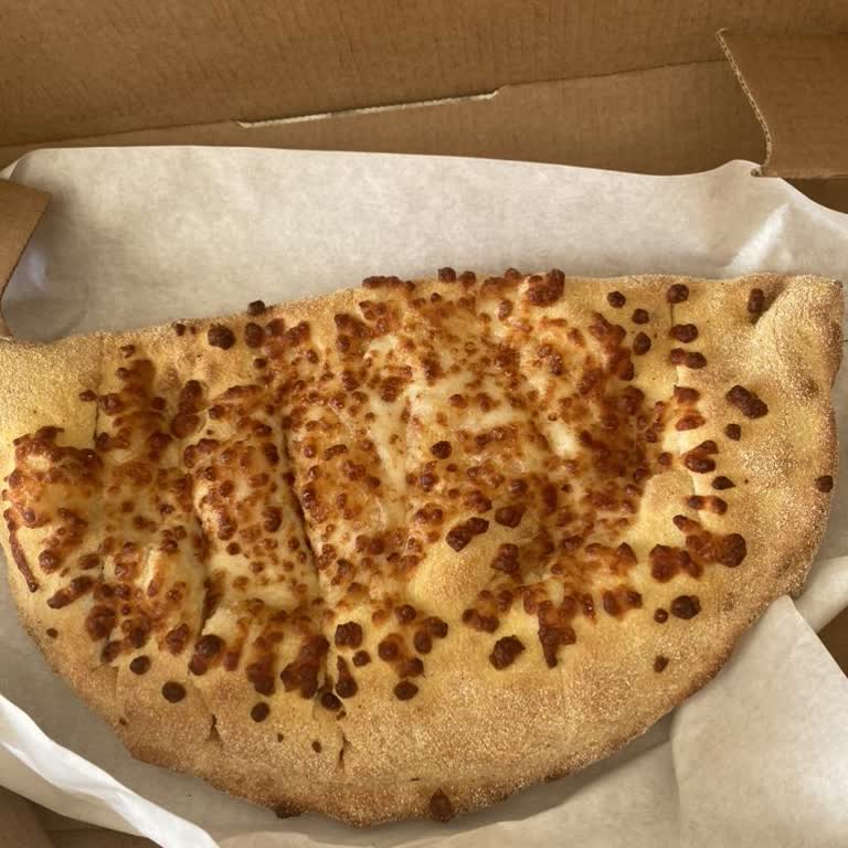 Domino’s Pizza’da Sarımsak Sosu Olmadan Gelen Bol Peynirli Ekmek