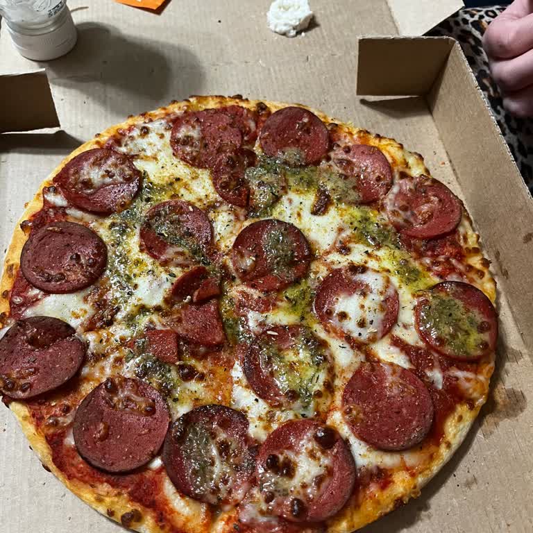 Erikli Şubesinde Kalitesiz Pizza: Yanmış Sucuk, Az Peynir