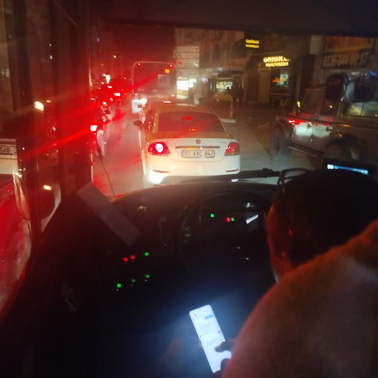 Otobüs Gecikmesi Ve Şoförün Telefonla Sürüşte Dikkatsizliği