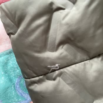 Kısa Sürede Kaz Tüyü Çıkması Ve Kumaşta Delik Oluşması Nedeniyle Ayıplı Mont İadesi Talebi