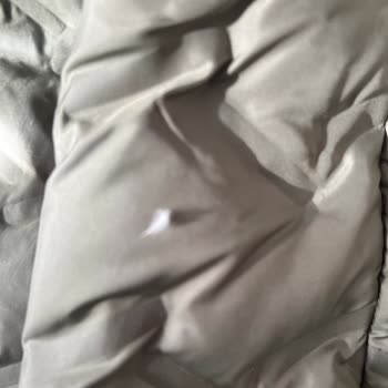 Kısa Sürede Kaz Tüyü Çıkması Ve Kumaşta Delik Oluşması Nedeniyle Ayıplı Mont İadesi Talebi