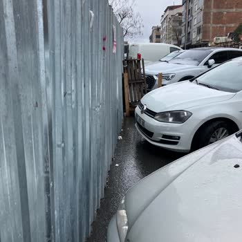 İnşaat Yolunu Kapattı, Yayalar Güvenliğini Tehlikeye Atıyor Ve Trafik Kilitleniyor