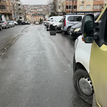 İnşaat Yolunu Kapattı, Yayalar Güvenliğini Tehlikeye Atıyor Ve Trafik Kilitleniyor