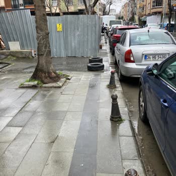 İnşaat Yolunu Kapattı, Yayalar Güvenliğini Tehlikeye Atıyor Ve Trafik Kilitleniyor