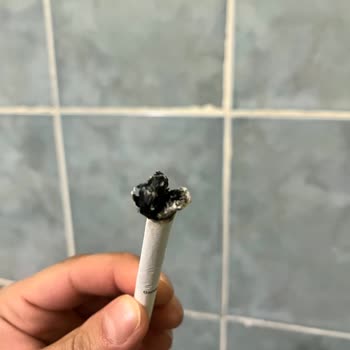 Parliament Night Blue Paketi İçindeki Yırtık Ve Dökülen Sigara Sorunu