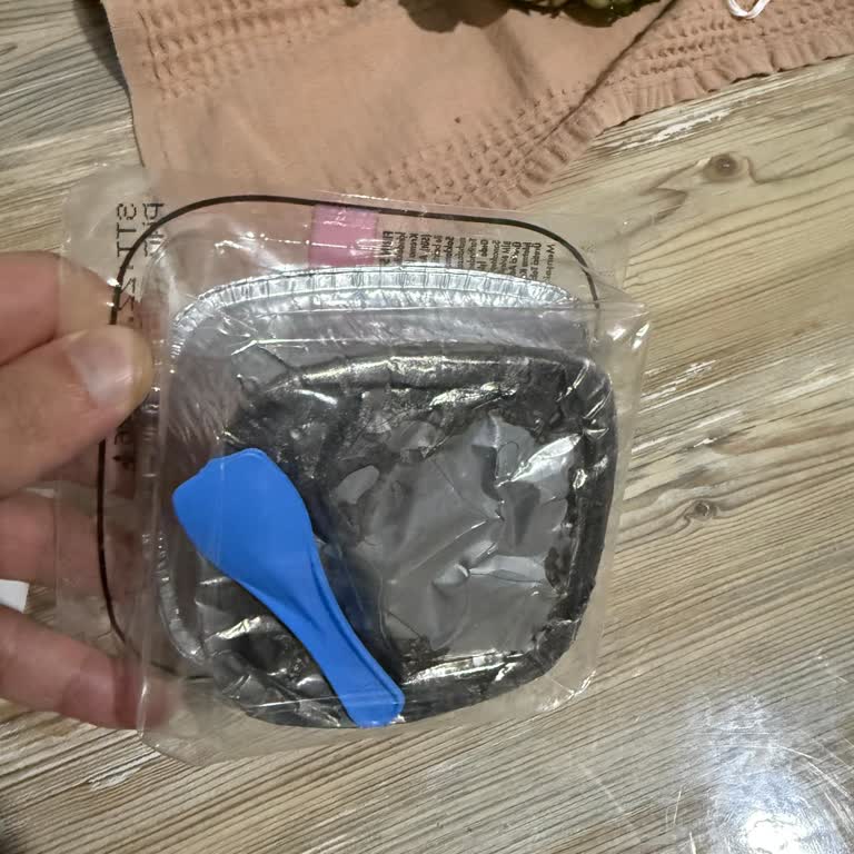 BİM Şubesinde Satın Alınan Sütlaçta Mavi Poşet Parçası Ve Siyahlaşma