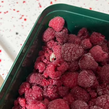 Migros Dondurulmuş Frambuaz Ürünün İçinde Salyangoz